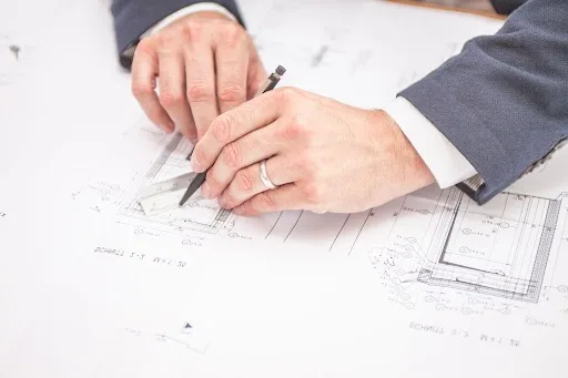 architetto che progetta una casa